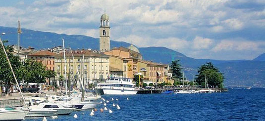 a Travel in Salà² lake Garda